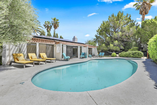 1385 E Via Escuela, Palm Springs CA: https://media.crmls.org/mediaz/05ce1a8a-d5b8-4f92-85cb-531d65d4ea42.jpg