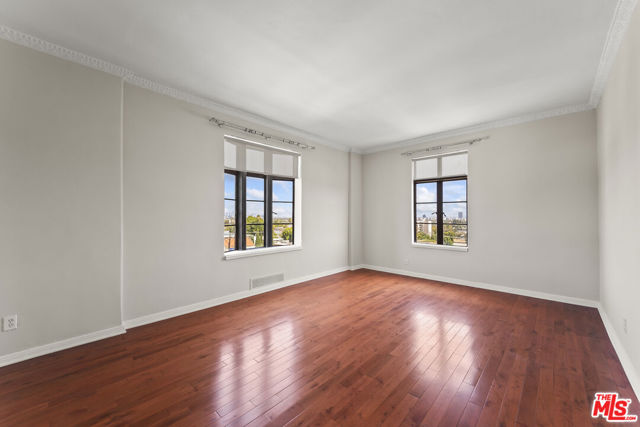 1314 N HAYWORTH Avenue, West Hollywood CA: https://media.crmls.org/mediaz/05cee2dd-1f4f-4d3f-b659-4f66f2c4fbfd.jpg