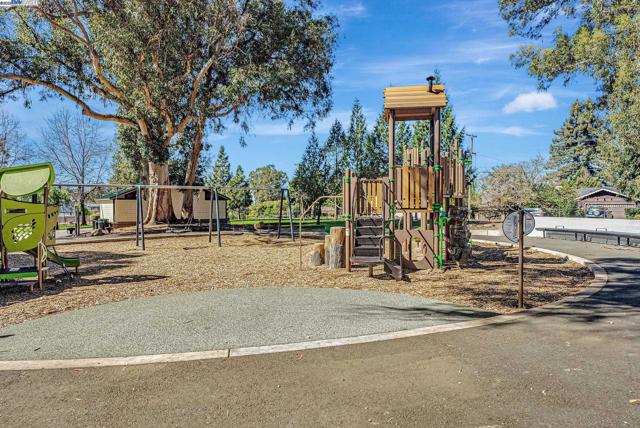 25660 Paul Ct, Hayward CA: https://media.crmls.org/mediaz/05d09db5-8b5c-4bf2-8c6f-66cdb7797337.jpg