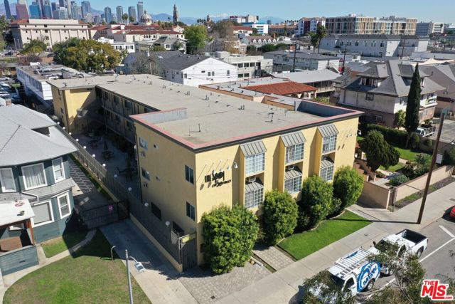 721 W 30th Street, Los Angeles CA: https://media.crmls.org/mediaz/05d1609f-d6f2-45f7-9a68-ed22147f15a4.jpg