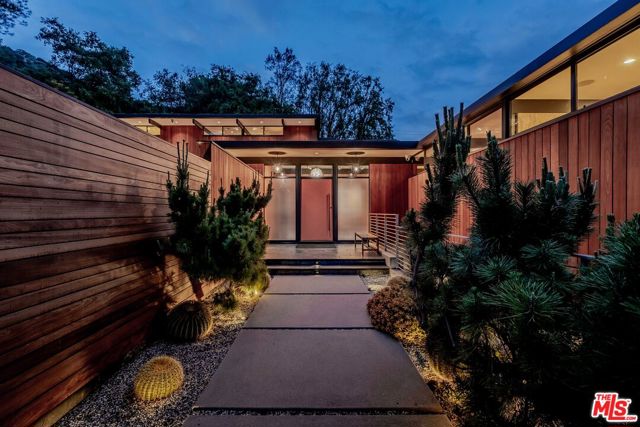 5228 Escalante Drive, La Canada Flintridge CA: https://media.crmls.org/mediaz/05d2773b-9441-40f1-993e-7cee4c0dbd0a.jpg