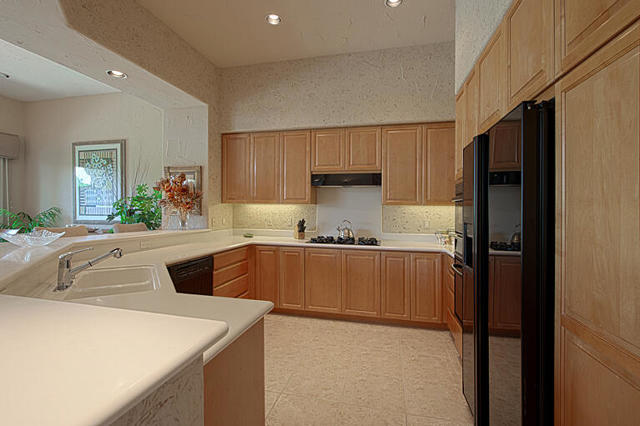 379 Tomahawk Drive, Palm Desert CA: https://media.crmls.org/mediaz/05d2b05d-0e0f-4732-9313-becfc0943cd2.jpg