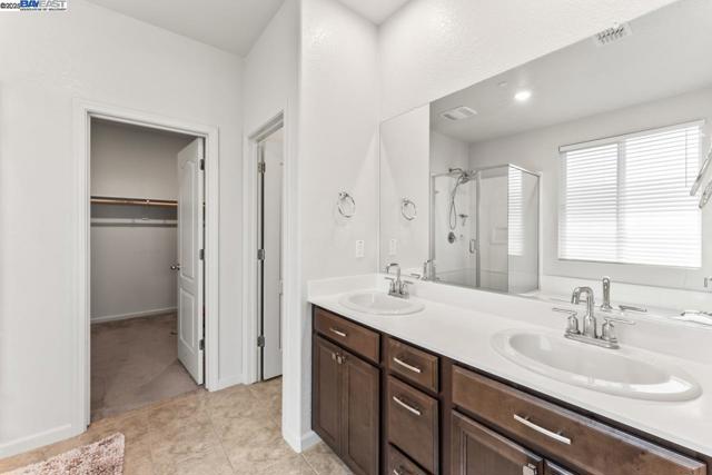 323 Sacramento St, Lathrop CA: https://media.crmls.org/mediaz/05d2d195-d653-43f3-bdac-f36d1e67a508.jpg
