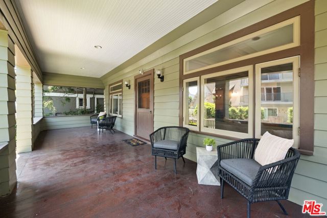 21 Park Avenue, Venice CA: https://media.crmls.org/mediaz/05d3c6bb-f44f-498a-ae46-e9b0248afde5.jpg