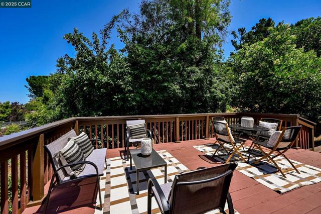 277 Holiday Hills Dr, Martinez CA: https://media.crmls.org/mediaz/05d48aa2-729b-473a-8b34-e55a34e1b43d.jpg