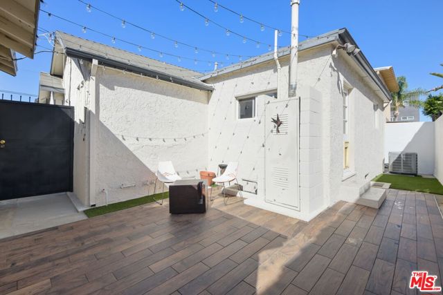 1656 S Rimpau Boulevard, Los Angeles CA: https://media.crmls.org/mediaz/05d4938a-2cf9-47e0-8e78-84075bac77d0.jpg
