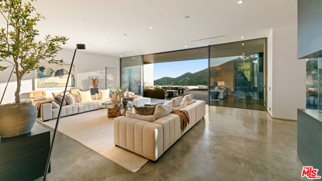 2341 Gloaming Way, Beverly Hills CA: https://media.crmls.org/mediaz/05d5f216-e417-46ce-84a9-c0586c9ea326.jpg