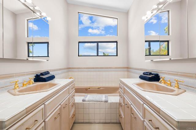 31121 Stardust Ln, Valley Center CA: https://media.crmls.org/mediaz/05d6ec8f-42f5-47a4-9246-c794e58dfb19.jpg