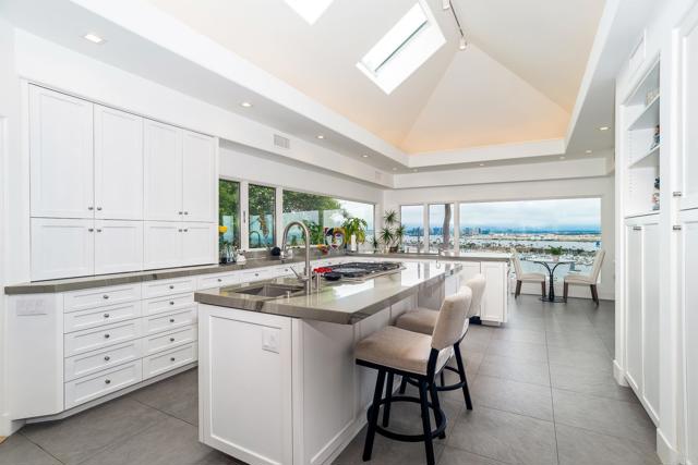 Detail Gallery Image 10 of 41 For 621 San Elijo St, San Diego,  CA 92106 - 4 Beds | 5/2 Baths