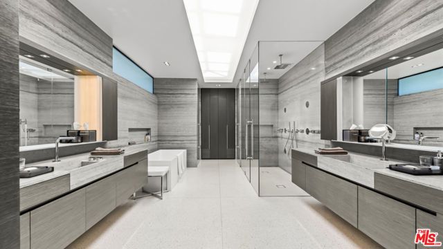 16032 VALLEY VISTA Boulevard, Encino CA: https://media.crmls.org/mediaz/05d84371-bf9f-4085-82cc-eaec70994c7c.jpg