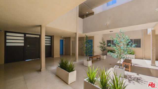 1101 Lincoln Boulevard, Santa Monica CA: https://media.crmls.org/mediaz/05d890ad-0489-49a9-947a-9cdfde2f57ff.jpg