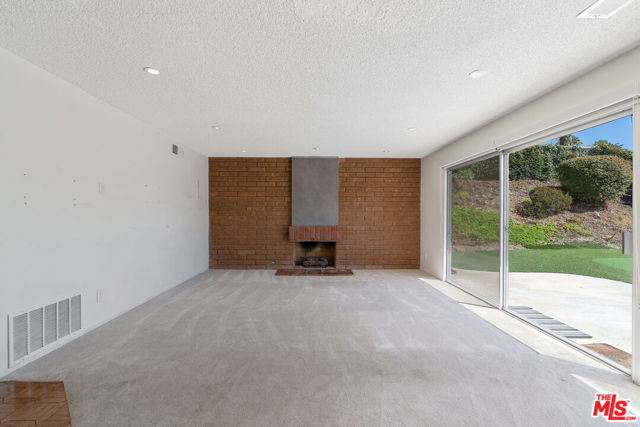 1943 Stonesgate Street, Westlake Village CA: https://media.crmls.org/mediaz/05d8d4d4-3661-4247-a66a-168f2846db0e.jpg