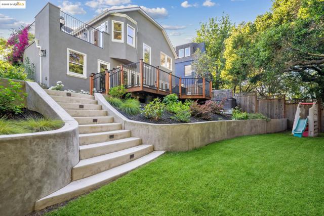 946 Alma Pl, Oakland CA: https://media.crmls.org/mediaz/05d8f325-0f10-493f-a4a6-a2845a1adc51.jpg