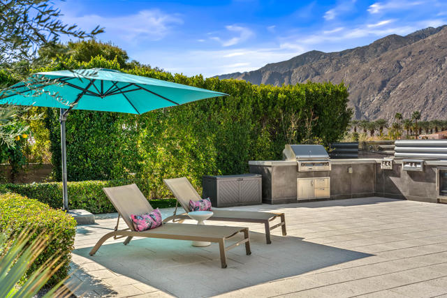 427 N Avenida Caballeros, Palm Springs CA: https://media.crmls.org/mediaz/05d91c6c-8099-42a4-86e4-42686b211aa9.jpg