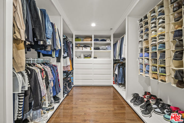 2740 N Deep Canyon Drive, Beverly Hills CA: https://media.crmls.org/mediaz/05d97759-0e33-45ed-848f-ace38d75d8cf.jpg