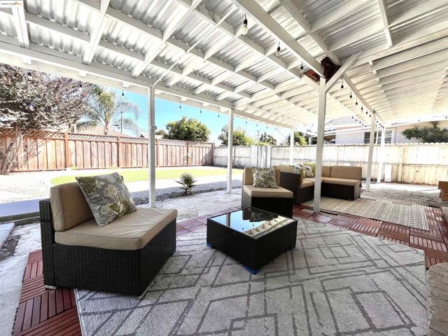 389 White Dr, Hayward CA: https://media.crmls.org/mediaz/05d995e5-eb3a-4b49-9bce-d13d9bd9fb67.jpg