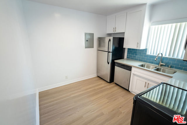 123 California Avenue, Santa Monica CA: https://media.crmls.org/mediaz/05d9bc32-b92b-4ad9-8202-121f6b9a0e37.jpg