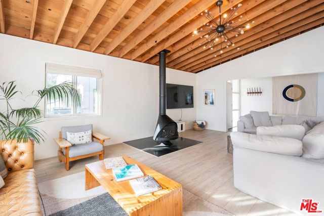 21555 Pacific Coast Highway, Malibu CA: https://media.crmls.org/mediaz/05d9ebc3-343e-4e3f-b159-f67f66422d02.jpg