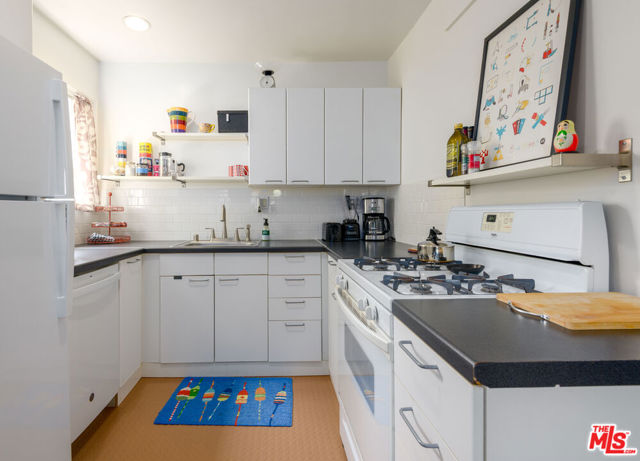 10739 Jefferson Boulevard, Culver City CA: https://media.crmls.org/mediaz/05daf9ef-b28f-451f-bed2-5772e47fb78a.jpg