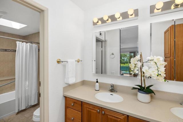 2294 Caminito Castillo, La Jolla CA: https://media.crmls.org/mediaz/05db5111-4bbc-4f36-bc3e-ad776fb6f396.jpg