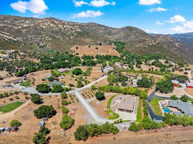 19553 Hidden Glen Road, Alpine CA: https://media.crmls.org/mediaz/05db8e49-28a7-490f-be9d-c44774ca1393.jpg