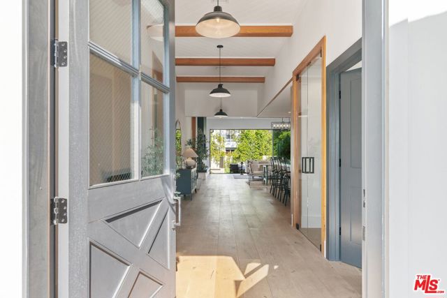 5522 Buffalo Avenue, Sherman Oaks CA: https://media.crmls.org/mediaz/05dbbdfd-f64e-42ec-80da-bfccdbd36920.jpg