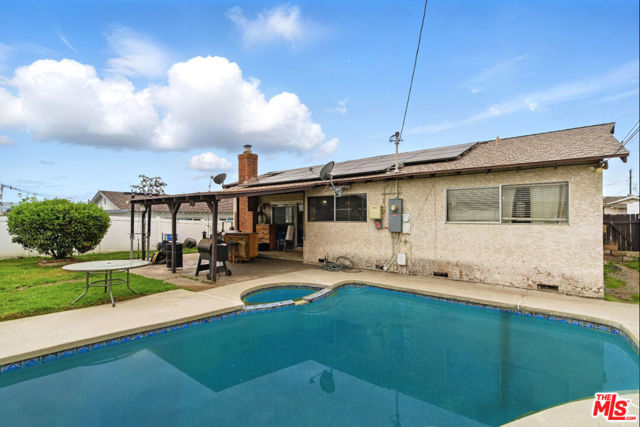 350 N Shadyglen Drive, Covina CA: https://media.crmls.org/mediaz/05dcc327-9d0b-4848-84e6-f751d39550f9.jpg