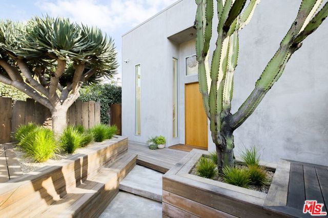 518 Sunset Avenue, Venice CA: https://media.crmls.org/mediaz/05dcf5ae-f29b-48d7-b201-b2f36914db64.jpg
