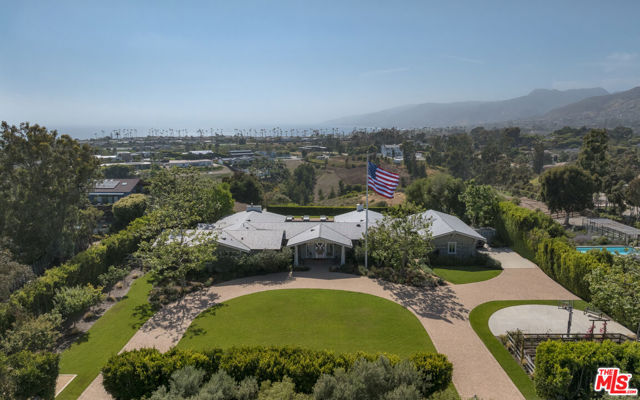 6815 Dume Drive, Malibu CA: https://media.crmls.org/mediaz/05dd1f31-c833-46a8-81fa-4b7891382c03.jpg