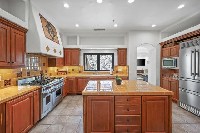 72275 Upper W Way, Palm Desert CA: https://media.crmls.org/mediaz/05de6399-81d8-4d93-8050-0361e7311016.jpg