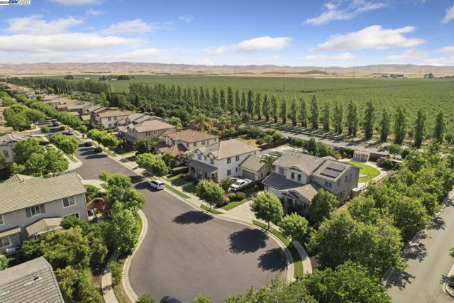 247 N Menlo Park Ct, Mountain House CA: https://media.crmls.org/mediaz/05de7ca7-21f6-4622-8ef2-0864f1229fa2.jpg