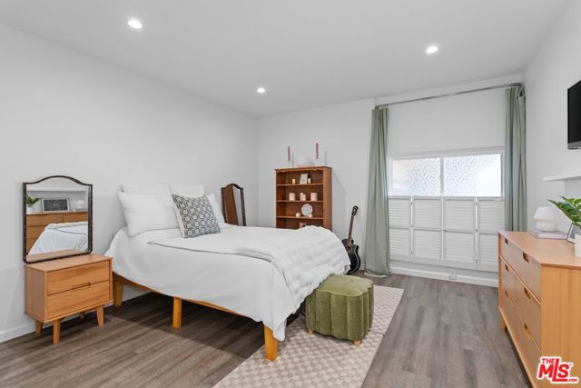 5414 Newcastle Avenue, Encino CA: https://media.crmls.org/mediaz/05dfe706-b18b-43b2-8132-6e52f13ba451.jpg