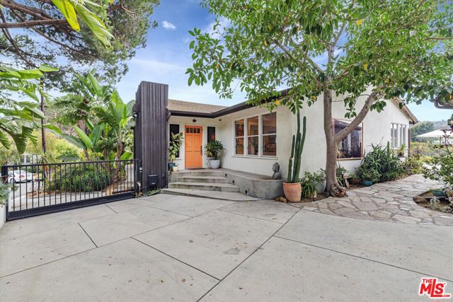 2316 Laurelmont Place, Los Angeles CA: https://media.crmls.org/mediaz/05e00aed-13ae-4ea9-9548-6b26aae1b59e.jpg