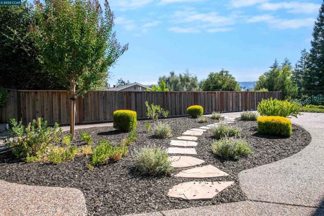 2646 Roundhill Dr, Alamo CA: https://media.crmls.org/mediaz/05e053e7-8756-4ad1-9428-3d7b4b13cbe4.jpg