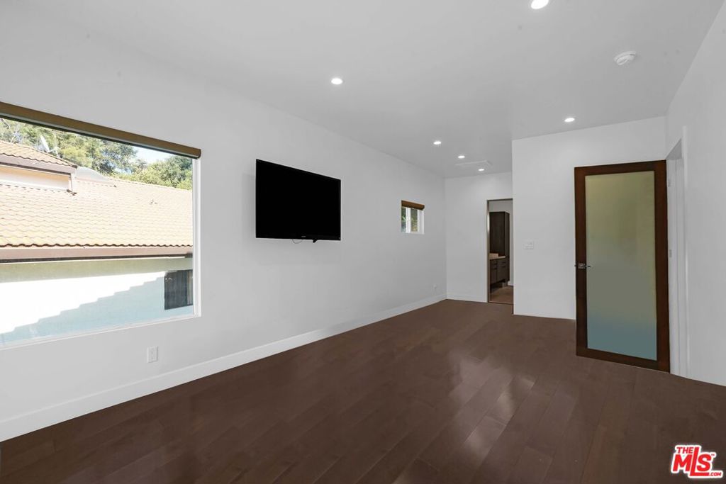 https://media.crmls.org/mediaz/05e08401-13d8-433f-b876-5cf6650c3ffe.jpg?preset=X-Large