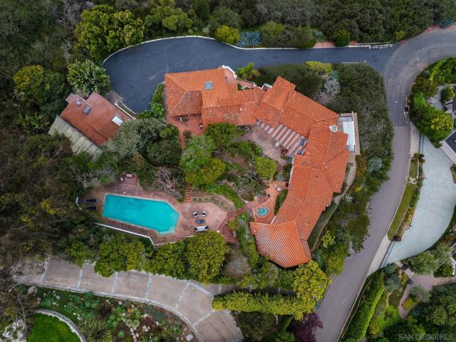 7520 Hillside Dr, La Jolla CA: https://media.crmls.org/mediaz/05e0dfb7-1cd1-4152-9925-6afc71de08c0.jpg