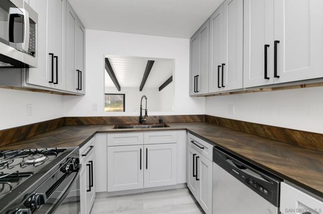 307 S Belmont Ave, National City CA: https://media.crmls.org/mediaz/05e16dfd-4b2e-4f60-899d-5d59f1e6b97d.jpg