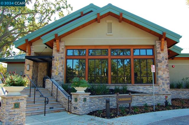 2748 Tice Creek Dr, Walnut Creek CA: https://media.crmls.org/mediaz/05e17f63-5c11-405d-8f83-c2f1ebd56def.jpg
