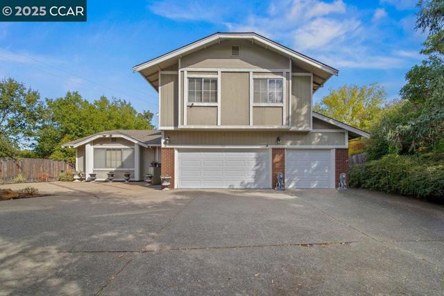 3060 San Miguel Ct, Concord CA: https://media.crmls.org/mediaz/05e1a840-e55e-4ded-8cc5-1e11de6f4d5f.jpg
