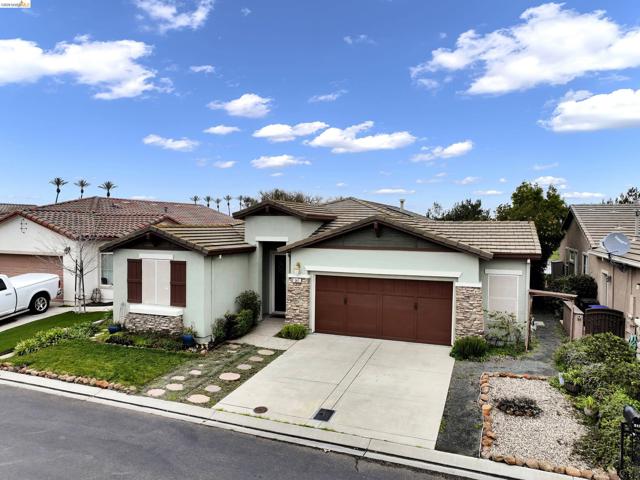342 Desert Forest Ct, Rio Vista CA: https://media.crmls.org/mediaz/05e23192-7b31-4e53-a576-0c32b3169605.jpg