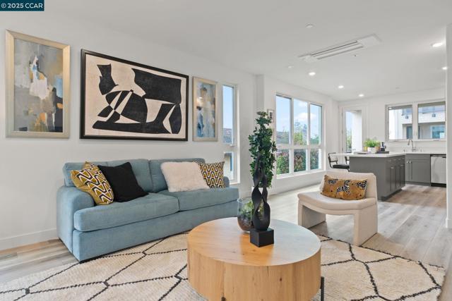 27276 Cosmo Ct, Hayward CA: https://media.crmls.org/mediaz/05e291db-0571-4cad-9213-ce72177b9f71.jpg