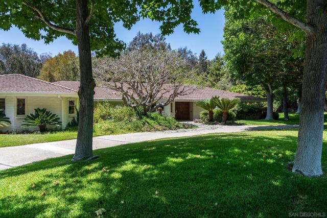 17310 Calle Mayor, Rancho Santa Fe CA: https://media.crmls.org/mediaz/05e2b03f-4534-4adb-9bf7-579a5c17b727.jpg