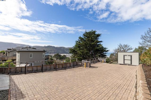 674 Corona Dr, Pacifica CA: https://media.crmls.org/mediaz/05e2bab9-99a1-4476-9289-a934861d2e36.jpg