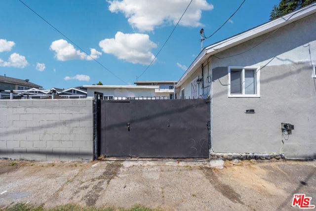 1286 W 39th Place, Los Angeles CA: https://media.crmls.org/mediaz/05e2e07b-82dc-448a-a5c6-7f24a34ed9b3.jpg
