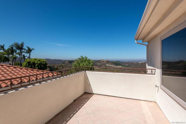 30343 Calle La Reina, Bonsall CA: https://media.crmls.org/mediaz/05e3c1fc-540e-4307-ba56-0ce9aa3b72b5.jpg