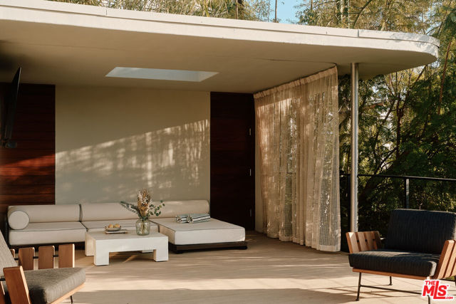 2250 El Contento Drive, Los Angeles CA: https://media.crmls.org/mediaz/05e4599b-de9f-4b70-8752-8a1b8fa5125f.jpg