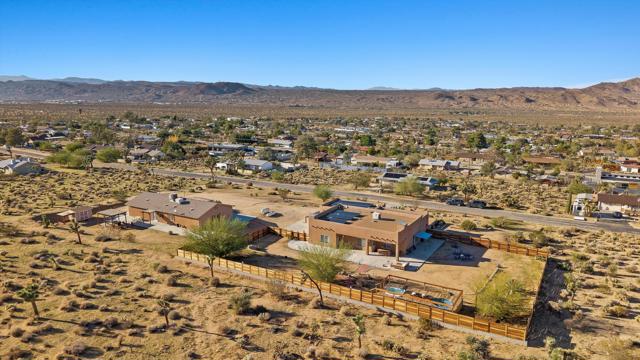60377 Pueblo Trail, Joshua Tree CA: https://media.crmls.org/mediaz/05e4c6ad-7872-447a-909c-b8e42d0bfa93.jpg