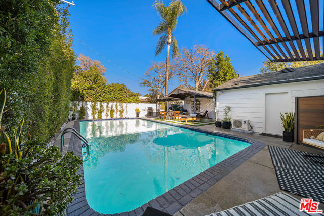 5013 Auckland Avenue, Toluca Lake CA: https://media.crmls.org/mediaz/05e521e3-eaee-45eb-8f29-729b6b24aa0a.jpg