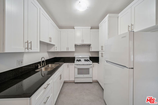 217 Carondelet, Los Angeles CA: https://media.crmls.org/mediaz/05e5b0c7-cd2d-4c70-b561-57d3400590d0.jpg