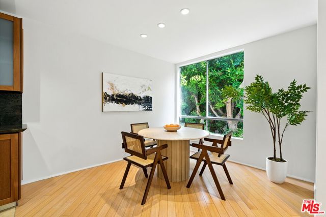 429 N Oakhurst Drive, Beverly Hills CA: https://media.crmls.org/mediaz/05e5bf1b-cbdf-4aac-a4de-810b79345a0d.jpg